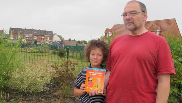Didier Barth et son fils Augustin, dans le jardin familiale, à Erquinghem-Lys.