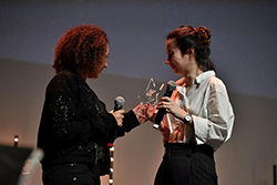 La jeune Chapelloise a reçu son trophée des mains de la romancière Samira El Ayachi.