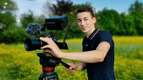 Timothée a prévu de poursuivre sa scolarité, mais propose dans le même temps ses services et son regard artistique aux professionnels et particuliers.