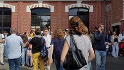 Les élèves de terminale du lycée Saint Jude découvrent leurs résultats affichés sur les fenêtres de l’établissement.