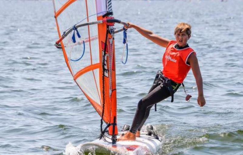 Célian a décroché le bronze. C’était sur le lac de Maubuisson à côté de Bordeaux. Cinq jours d’épreuves pour lesquelles son père l’a accompagné