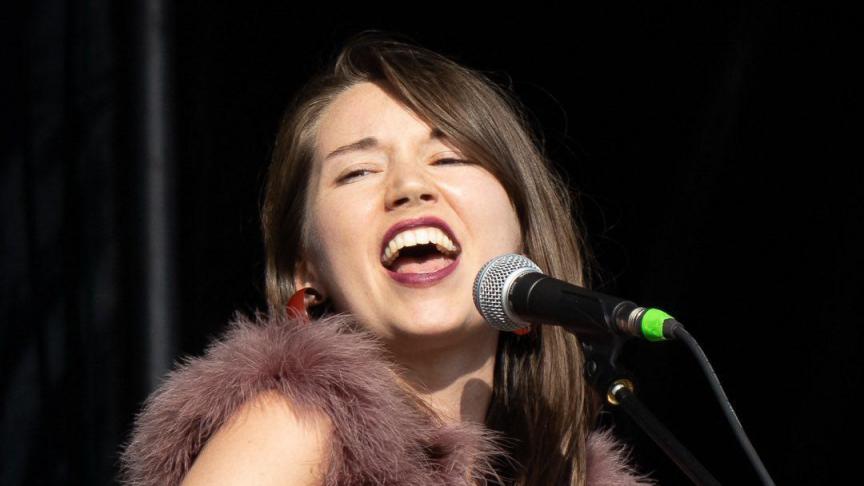 Sur scène, Valentine Crépel aime partager sa passion de la musique avec le public, au sein du groupe Graffiti Fish