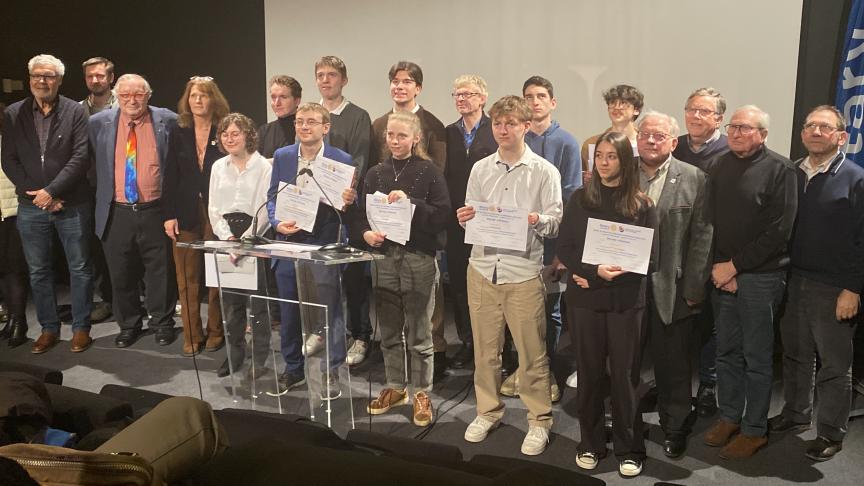Parmi ceux qui ont participé au concours du Rotary : au premier rang, Rémy en bleu, Justine au milieu puis Ethan avec la chemise grise