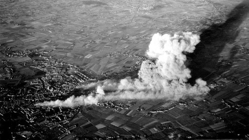 Vue aérienne d’Armentières. Les incendies se déclarent dans les quartiers de la gare et Saint-Roch. Vue aérienne d’Armentières. Les incendies se déclarent dans les quartiers de la gare et Saint-Roch.