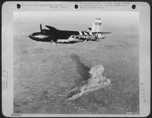 Une importante fumée se dresse sur la ville après le bombardements des B-26. Une importante fumée se dresse sur la ville après le bombardements des B-26.