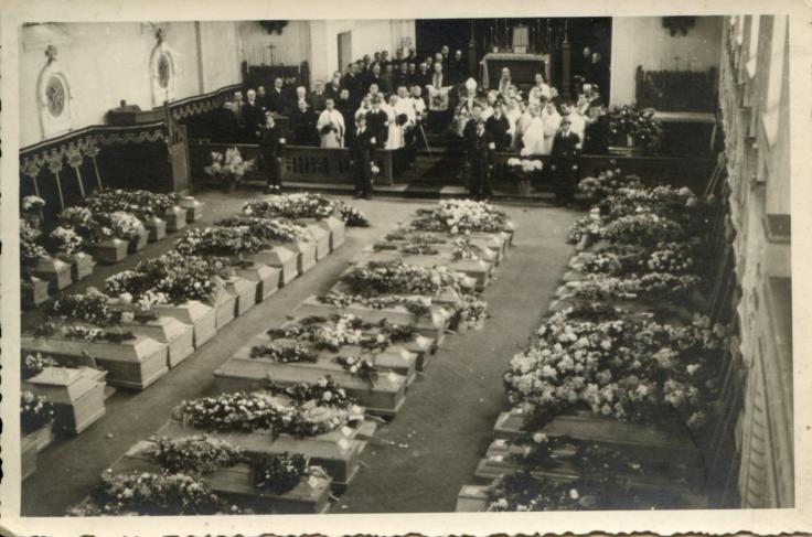 26 juin 1944, dans la chapelle de l’institution Saint-Jude: les funérailles des victimes du bombardement, présidées par le cardinal Liénart.