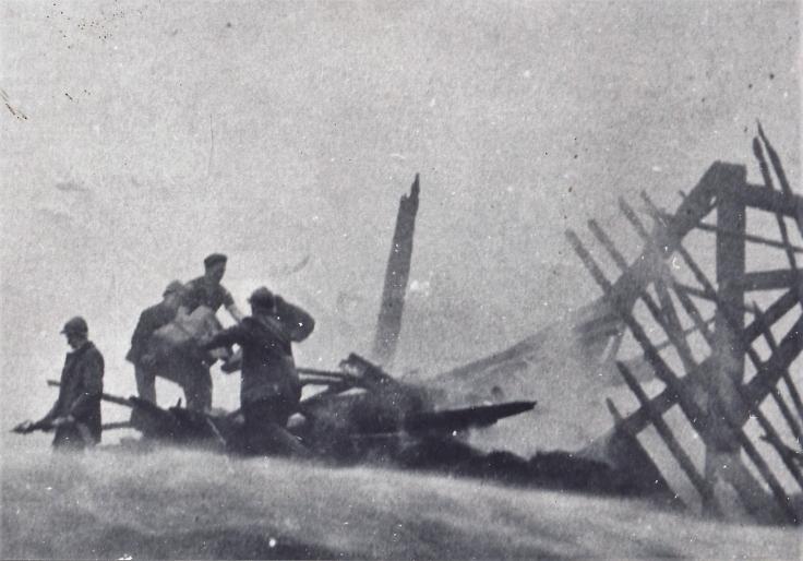 Les pompiers en action sur les incendies après le bombardement de la ville. Les pompiers en action sur les incendies après le bombardement de la ville.