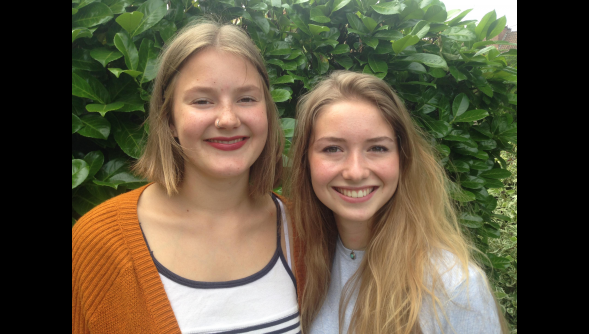 Violaine (à droite), ici avec son amie norvégienne, Astrid, part le 5 août en République dominicaine avec l’association AFS.